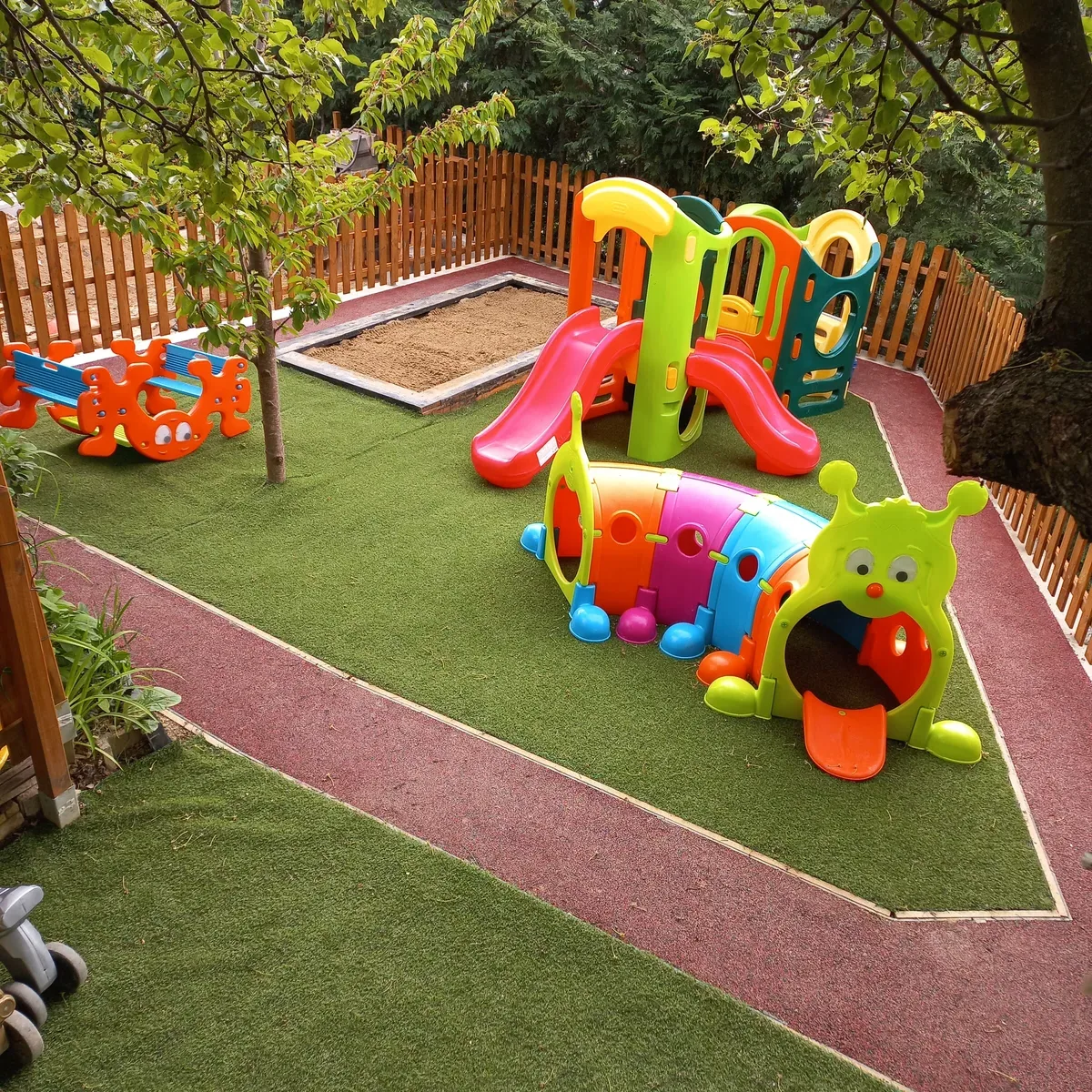 Varázsdomb Családi Bölcsőde, 1124 Budapest, Fodor utca 33. - Motorpálya