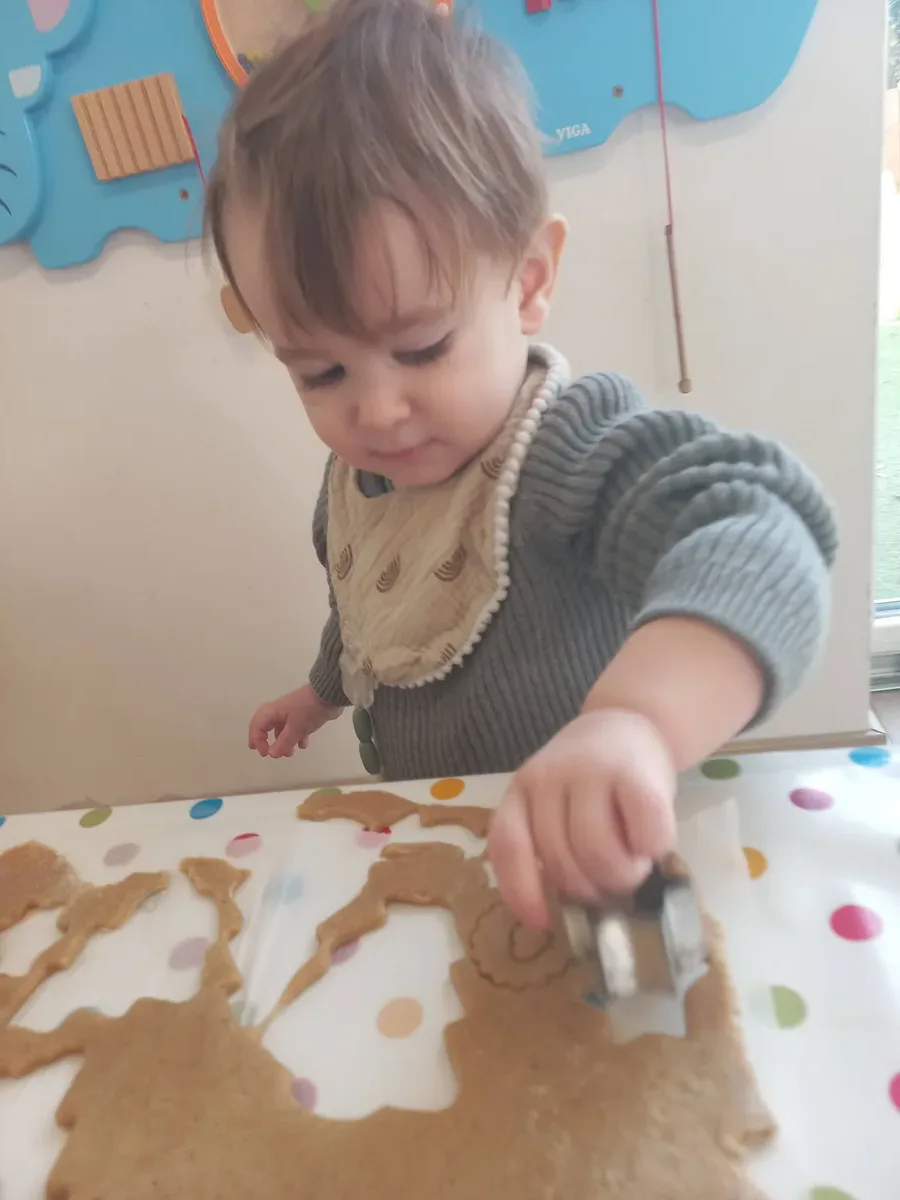 Varázsdomb Családi Bölcsőde, 1124 Budapest, Fodor utca 33. - Mézeskalács formázása